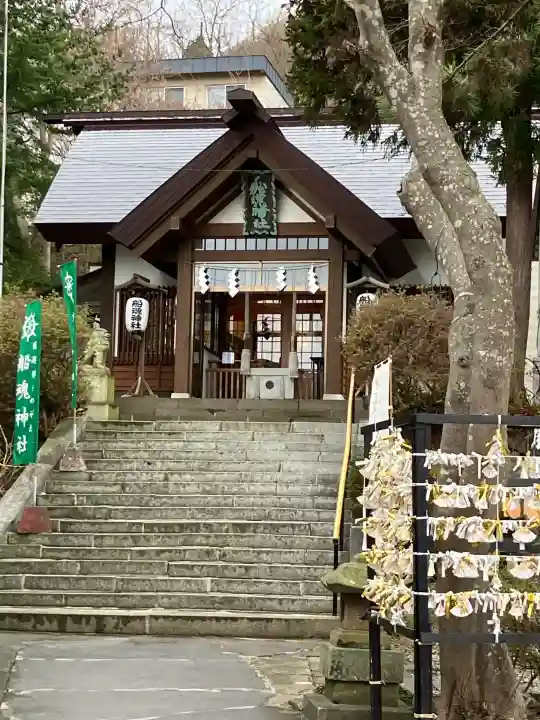 船魂神社の{uncategorized: "未分類", other: "その他", undefined: "問題あり", building: "その他建物", grave: "お墓", sacred_gate: "鳥居", guardian: "狛犬", statue: "像", buddha: "仏像", history: "歴史", nature: "自然", garden: "庭園", animal: "動物", pagoda: "塔", temizu: "手水舎", mountain_gate: "山門・神門", sanctuary: "本殿・本堂", subordinate: "末社・摂社", art: "芸術", scenery: "景色", jizo: "地蔵", ema: "絵馬", goshuin: "御朱印", omikuji: "おみくじ", items: "授与品その他", amulet: "お守り", goshuincho: "御朱印帳", eats: "食事", festival: "お祭り", votive_dance: "神楽", shichigosan: "七五三参", wedding: "結婚式", experience: "体験その他", initially: "初詣", around: "周辺", anti_infection: "感染症対策"}