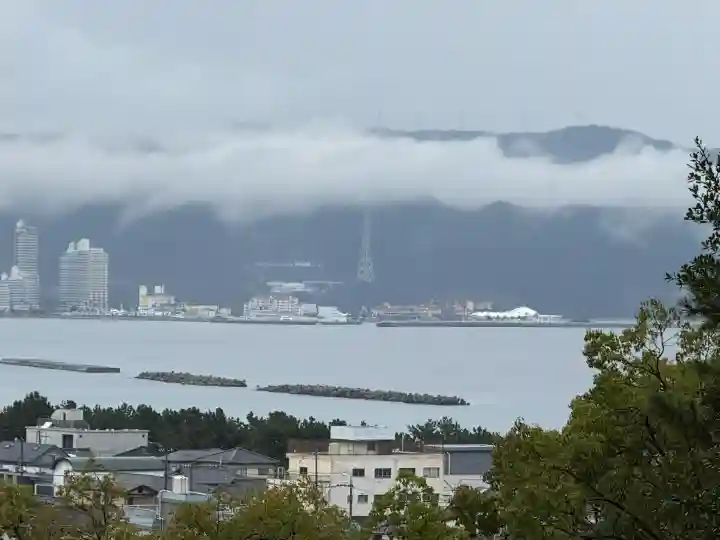紀州東照宮の{uncategorized: "未分類", other: "その他", undefined: "問題あり", building: "その他建物", grave: "お墓", sacred_gate: "鳥居", guardian: "狛犬", statue: "像", buddha: "仏像", history: "歴史", nature: "自然", garden: "庭園", animal: "動物", pagoda: "塔", temizu: "手水舎", mountain_gate: "山門・神門", sanctuary: "本殿・本堂", subordinate: "末社・摂社", art: "芸術", scenery: "景色", jizo: "地蔵", ema: "絵馬", goshuin: "御朱印", omikuji: "おみくじ", items: "授与品その他", amulet: "お守り", goshuincho: "御朱印帳", eats: "食事", festival: "お祭り", votive_dance: "神楽", shichigosan: "七五三参", wedding: "結婚式", experience: "体験その他", initially: "初詣", around: "周辺", anti_infection: "感染症対策"}