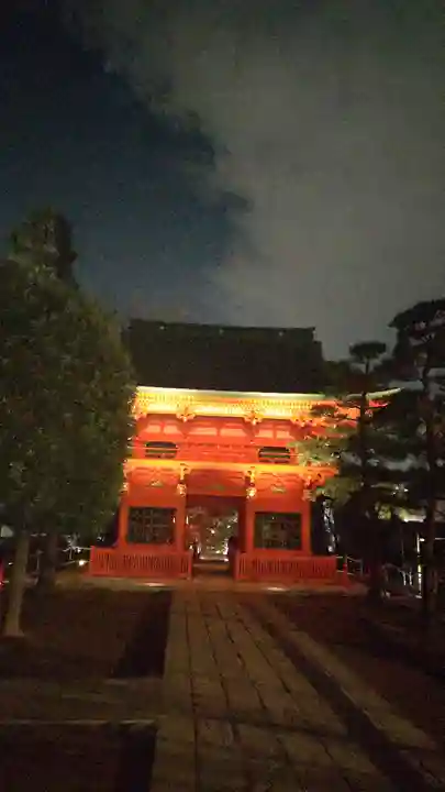 穴八幡宮の山門・神門