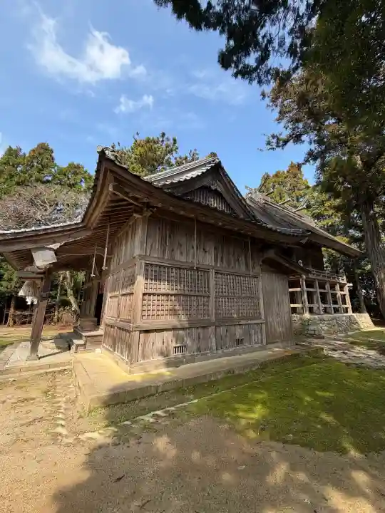 六所神社の{uncategorized: "未分類", other: "その他", undefined: "問題あり", building: "その他建物", grave: "お墓", sacred_gate: "鳥居", guardian: "狛犬", statue: "像", buddha: "仏像", history: "歴史", nature: "自然", garden: "庭園", animal: "動物", pagoda: "塔", temizu: "手水舎", mountain_gate: "山門・神門", sanctuary: "本殿・本堂", subordinate: "末社・摂社", art: "芸術", scenery: "景色", jizo: "地蔵", ema: "絵馬", goshuin: "御朱印", omikuji: "おみくじ", items: "授与品その他", amulet: "お守り", goshuincho: "御朱印帳", eats: "食事", festival: "お祭り", votive_dance: "神楽", shichigosan: "七五三参", wedding: "結婚式", experience: "体験その他", initially: "初詣", around: "周辺", anti_infection: "感染症対策"}