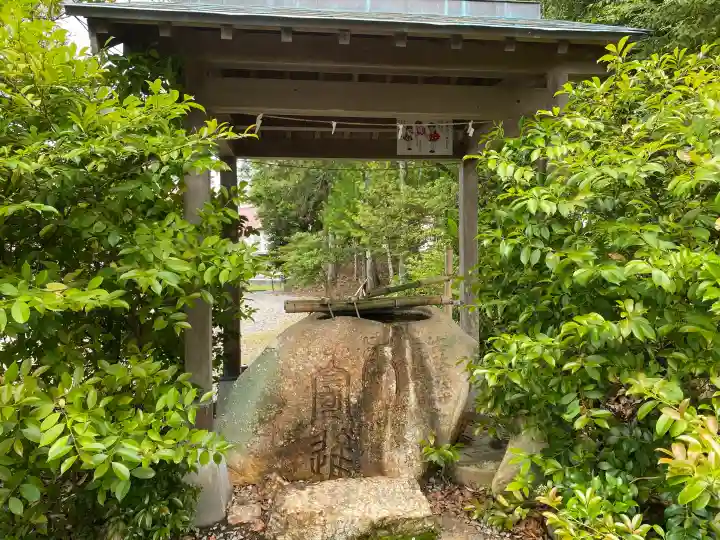三所神社の{uncategorized: "未分類", other: "その他", undefined: "問題あり", building: "その他建物", grave: "お墓", sacred_gate: "鳥居", guardian: "狛犬", statue: "像", buddha: "仏像", history: "歴史", nature: "自然", garden: "庭園", animal: "動物", pagoda: "塔", temizu: "手水舎", mountain_gate: "山門・神門", sanctuary: "本殿・本堂", subordinate: "末社・摂社", art: "芸術", scenery: "景色", jizo: "地蔵", ema: "絵馬", goshuin: "御朱印", omikuji: "おみくじ", items: "授与品その他", amulet: "お守り", goshuincho: "御朱印帳", eats: "食事", festival: "お祭り", votive_dance: "神楽", shichigosan: "七五三参", wedding: "結婚式", experience: "体験その他", initially: "初詣", around: "周辺", anti_infection: "感染症対策"}