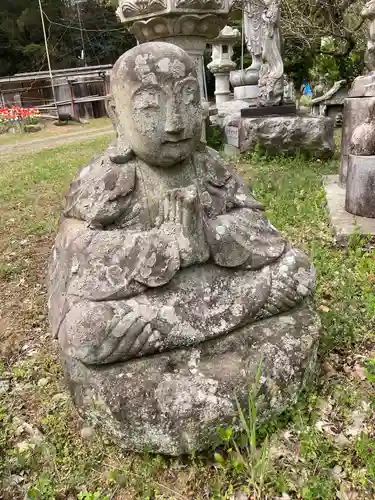 泉蔵寺の像