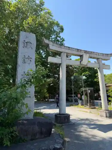 諏訪神社の{uncategorized: "未分類", other: "その他", undefined: "問題あり", building: "その他建物", grave: "お墓", sacred_gate: "鳥居", guardian: "狛犬", statue: "像", buddha: "仏像", history: "歴史", nature: "自然", garden: "庭園", animal: "動物", pagoda: "塔", temizu: "手水舎", mountain_gate: "山門・神門", sanctuary: "本殿・本堂", subordinate: "末社・摂社", art: "芸術", scenery: "景色", jizo: "地蔵", ema: "絵馬", goshuin: "御朱印", omikuji: "おみくじ", items: "授与品その他", amulet: "お守り", goshuincho: "御朱印帳", eats: "食事", festival: "お祭り", votive_dance: "神楽", shichigosan: "七五三参", wedding: "結婚式", experience: "体験その他", initially: "初詣", around: "周辺", anti_infection: "感染症対策"}