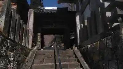 椿堂　遍照院の山門・神門