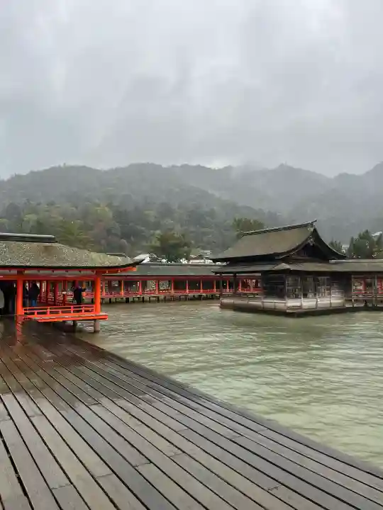 厳島神社の{uncategorized: "未分類", other: "その他", undefined: "問題あり", building: "その他建物", grave: "お墓", sacred_gate: "鳥居", guardian: "狛犬", statue: "像", buddha: "仏像", history: "歴史", nature: "自然", garden: "庭園", animal: "動物", pagoda: "塔", temizu: "手水舎", mountain_gate: "山門・神門", sanctuary: "本殿・本堂", subordinate: "末社・摂社", art: "芸術", scenery: "景色", jizo: "地蔵", ema: "絵馬", goshuin: "御朱印", omikuji: "おみくじ", items: "授与品その他", amulet: "お守り", goshuincho: "御朱印帳", eats: "食事", festival: "お祭り", votive_dance: "神楽", shichigosan: "七五三参", wedding: "結婚式", experience: "体験その他", initially: "初詣", around: "周辺", anti_infection: "感染症対策"}