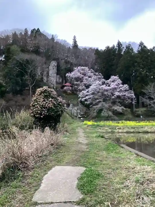 堂の下の岩観音の{uncategorized: "未分類", other: "その他", undefined: "問題あり", building: "その他建物", grave: "お墓", sacred_gate: "鳥居", guardian: "狛犬", statue: "像", buddha: "仏像", history: "歴史", nature: "自然", garden: "庭園", animal: "動物", pagoda: "塔", temizu: "手水舎", mountain_gate: "山門・神門", sanctuary: "本殿・本堂", subordinate: "末社・摂社", art: "芸術", scenery: "景色", jizo: "地蔵", ema: "絵馬", goshuin: "御朱印", omikuji: "おみくじ", items: "授与品その他", amulet: "お守り", goshuincho: "御朱印帳", eats: "食事", festival: "お祭り", votive_dance: "神楽", shichigosan: "七五三参", wedding: "結婚式", experience: "体験その他", initially: "初詣", around: "周辺", anti_infection: "感染症対策"}