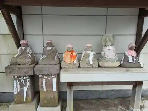 成田山　薬師堂（旧本堂）の地蔵