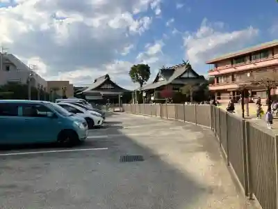 丸山教本庁の{uncategorized: "未分類", other: "その他", undefined: "問題あり", building: "その他建物", grave: "お墓", sacred_gate: "鳥居", guardian: "狛犬", statue: "像", buddha: "仏像", history: "歴史", nature: "自然", garden: "庭園", animal: "動物", pagoda: "塔", temizu: "手水舎", mountain_gate: "山門・神門", sanctuary: "本殿・本堂", subordinate: "末社・摂社", art: "芸術", scenery: "景色", jizo: "地蔵", ema: "絵馬", goshuin: "御朱印", omikuji: "おみくじ", items: "授与品その他", amulet: "お守り", goshuincho: "御朱印帳", eats: "食事", festival: "お祭り", votive_dance: "神楽", shichigosan: "七五三参", wedding: "結婚式", experience: "体験その他", initially: "初詣", around: "周辺", anti_infection: "感染症対策"}