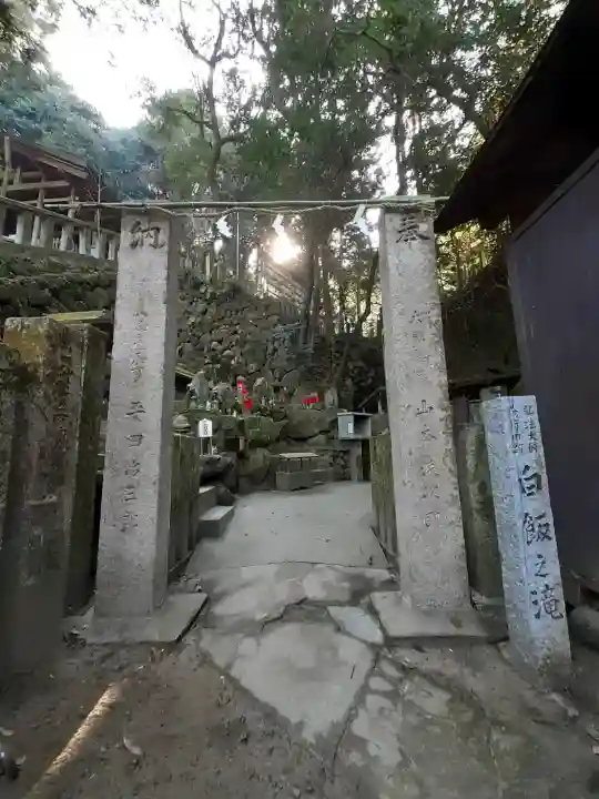 天照大神高座神社の{uncategorized: "未分類", other: "その他", undefined: "問題あり", building: "その他建物", grave: "お墓", sacred_gate: "鳥居", guardian: "狛犬", statue: "像", buddha: "仏像", history: "歴史", nature: "自然", garden: "庭園", animal: "動物", pagoda: "塔", temizu: "手水舎", mountain_gate: "山門・神門", sanctuary: "本殿・本堂", subordinate: "末社・摂社", art: "芸術", scenery: "景色", jizo: "地蔵", ema: "絵馬", goshuin: "御朱印", omikuji: "おみくじ", items: "授与品その他", amulet: "お守り", goshuincho: "御朱印帳", eats: "食事", festival: "お祭り", votive_dance: "神楽", shichigosan: "七五三参", wedding: "結婚式", experience: "体験その他", initially: "初詣", around: "周辺", anti_infection: "感染症対策"}