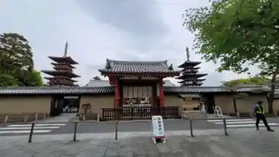 薬師寺の山門・神門