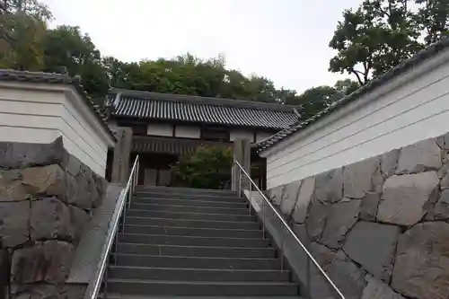 泰山寺の山門