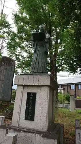 山縣神社の像