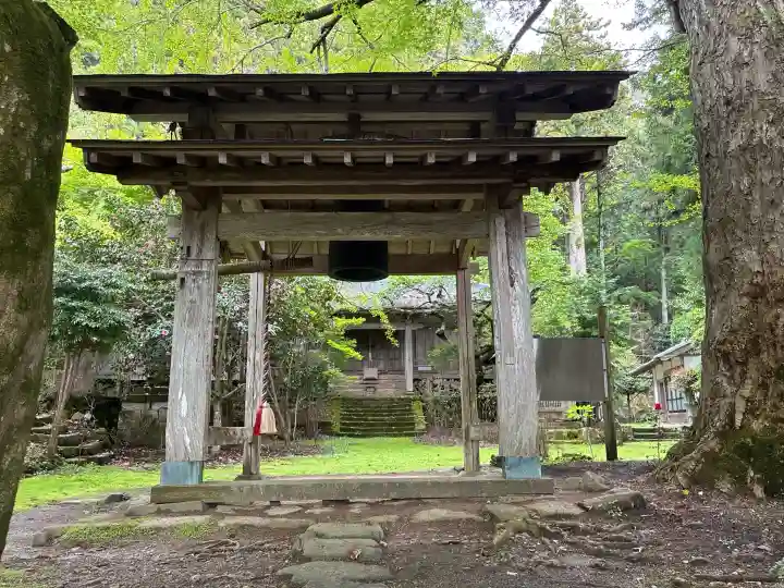 戒長寺の{uncategorized: "未分類", other: "その他", undefined: "問題あり", building: "その他建物", grave: "お墓", sacred_gate: "鳥居", guardian: "狛犬", statue: "像", buddha: "仏像", history: "歴史", nature: "自然", garden: "庭園", animal: "動物", pagoda: "塔", temizu: "手水舎", mountain_gate: "山門・神門", sanctuary: "本殿・本堂", subordinate: "末社・摂社", art: "芸術", scenery: "景色", jizo: "地蔵", ema: "絵馬", goshuin: "御朱印", omikuji: "おみくじ", items: "授与品その他", amulet: "お守り", goshuincho: "御朱印帳", eats: "食事", festival: "お祭り", votive_dance: "神楽", shichigosan: "七五三参", wedding: "結婚式", experience: "体験その他", initially: "初詣", around: "周辺", anti_infection: "感染症対策"}