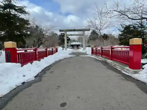 札幌護國神社の{uncategorized: "未分類", other: "その他", undefined: "問題あり", building: "その他建物", grave: "お墓", sacred_gate: "鳥居", guardian: "狛犬", statue: "像", buddha: "仏像", history: "歴史", nature: "自然", garden: "庭園", animal: "動物", pagoda: "塔", temizu: "手水舎", mountain_gate: "山門・神門", sanctuary: "本殿・本堂", subordinate: "末社・摂社", art: "芸術", scenery: "景色", jizo: "地蔵", ema: "絵馬", goshuin: "御朱印", omikuji: "おみくじ", items: "授与品その他", amulet: "お守り", goshuincho: "御朱印帳", eats: "食事", festival: "お祭り", votive_dance: "神楽", shichigosan: "七五三参", wedding: "結婚式", experience: "体験その他", initially: "初詣", around: "周辺", anti_infection: "感染症対策"}