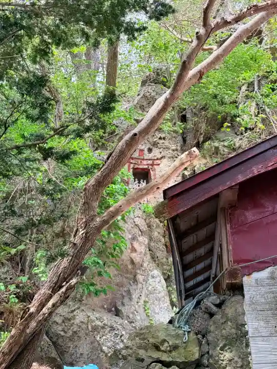 正一位石倉稲荷神社の{uncategorized: "未分類", other: "その他", undefined: "問題あり", building: "その他建物", grave: "お墓", sacred_gate: "鳥居", guardian: "狛犬", statue: "像", buddha: "仏像", history: "歴史", nature: "自然", garden: "庭園", animal: "動物", pagoda: "塔", temizu: "手水舎", mountain_gate: "山門・神門", sanctuary: "本殿・本堂", subordinate: "末社・摂社", art: "芸術", scenery: "景色", jizo: "地蔵", ema: "絵馬", goshuin: "御朱印", omikuji: "おみくじ", items: "授与品その他", amulet: "お守り", goshuincho: "御朱印帳", eats: "食事", festival: "お祭り", votive_dance: "神楽", shichigosan: "七五三参", wedding: "結婚式", experience: "体験その他", initially: "初詣", around: "周辺", anti_infection: "感染症対策"}