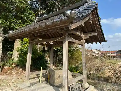 六所神社の{uncategorized: "未分類", other: "その他", undefined: "問題あり", building: "その他建物", grave: "お墓", sacred_gate: "鳥居", guardian: "狛犬", statue: "像", buddha: "仏像", history: "歴史", nature: "自然", garden: "庭園", animal: "動物", pagoda: "塔", temizu: "手水舎", mountain_gate: "山門・神門", sanctuary: "本殿・本堂", subordinate: "末社・摂社", art: "芸術", scenery: "景色", jizo: "地蔵", ema: "絵馬", goshuin: "御朱印", omikuji: "おみくじ", items: "授与品その他", amulet: "お守り", goshuincho: "御朱印帳", eats: "食事", festival: "お祭り", votive_dance: "神楽", shichigosan: "七五三参", wedding: "結婚式", experience: "体験その他", initially: "初詣", around: "周辺", anti_infection: "感染症対策"}