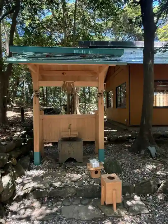伊射波神社の{uncategorized: "未分類", other: "その他", undefined: "問題あり", building: "その他建物", grave: "お墓", sacred_gate: "鳥居", guardian: "狛犬", statue: "像", buddha: "仏像", history: "歴史", nature: "自然", garden: "庭園", animal: "動物", pagoda: "塔", temizu: "手水舎", mountain_gate: "山門・神門", sanctuary: "本殿・本堂", subordinate: "末社・摂社", art: "芸術", scenery: "景色", jizo: "地蔵", ema: "絵馬", goshuin: "御朱印", omikuji: "おみくじ", items: "授与品その他", amulet: "お守り", goshuincho: "御朱印帳", eats: "食事", festival: "お祭り", votive_dance: "神楽", shichigosan: "七五三参", wedding: "結婚式", experience: "体験その他", initially: "初詣", around: "周辺", anti_infection: "感染症対策"}