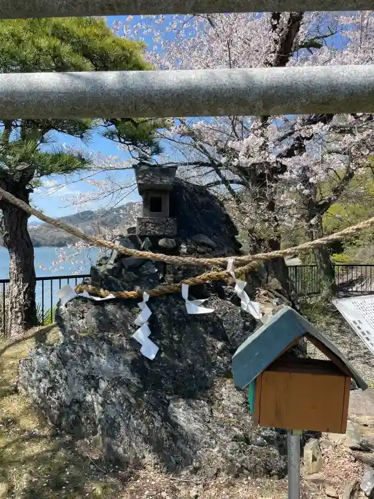 御供岩の{uncategorized: "未分類", other: "その他", undefined: "問題あり", building: "その他建物", grave: "お墓", sacred_gate: "鳥居", guardian: "狛犬", statue: "像", buddha: "仏像", history: "歴史", nature: "自然", garden: "庭園", animal: "動物", pagoda: "塔", temizu: "手水舎", mountain_gate: "山門・神門", sanctuary: "本殿・本堂", subordinate: "末社・摂社", art: "芸術", scenery: "景色", jizo: "地蔵", ema: "絵馬", goshuin: "御朱印", omikuji: "おみくじ", items: "授与品その他", amulet: "お守り", goshuincho: "御朱印帳", eats: "食事", festival: "お祭り", votive_dance: "神楽", shichigosan: "七五三参", wedding: "結婚式", experience: "体験その他", initially: "初詣", around: "周辺", anti_infection: "感染症対策"}