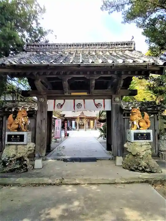 湊八坂神社の山門・神門