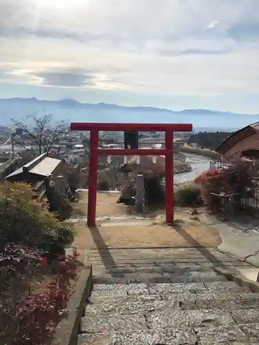 差出磯大嶽山神社 仕事と健康と厄よけの神さまの鳥居