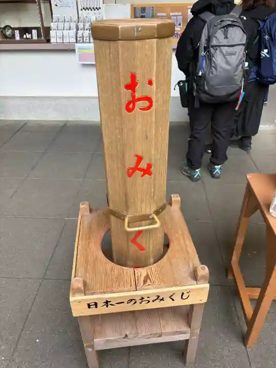 飛瀧神社(熊野那智大社別宮)の{uncategorized: "未分類", other: "その他", undefined: "問題あり", building: "その他建物", grave: "お墓", sacred_gate: "鳥居", guardian: "狛犬", statue: "像", buddha: "仏像", history: "歴史", nature: "自然", garden: "庭園", animal: "動物", pagoda: "塔", temizu: "手水舎", mountain_gate: "山門・神門", sanctuary: "本殿・本堂", subordinate: "末社・摂社", art: "芸術", scenery: "景色", jizo: "地蔵", ema: "絵馬", goshuin: "御朱印", omikuji: "おみくじ", items: "授与品その他", amulet: "お守り", goshuincho: "御朱印帳", eats: "食事", festival: "お祭り", votive_dance: "神楽", shichigosan: "七五三参", wedding: "結婚式", experience: "体験その他", initially: "初詣", around: "周辺", anti_infection: "感染症対策"}