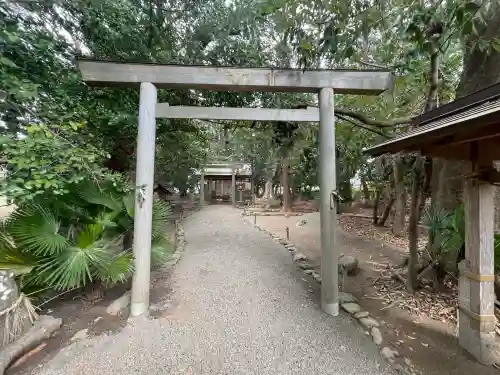 上長屋神社の{uncategorized: "未分類", other: "その他", undefined: "問題あり", building: "その他建物", grave: "お墓", sacred_gate: "鳥居", guardian: "狛犬", statue: "像", buddha: "仏像", history: "歴史", nature: "自然", garden: "庭園", animal: "動物", pagoda: "塔", temizu: "手水舎", mountain_gate: "山門・神門", sanctuary: "本殿・本堂", subordinate: "末社・摂社", art: "芸術", scenery: "景色", jizo: "地蔵", ema: "絵馬", goshuin: "御朱印", omikuji: "おみくじ", items: "授与品その他", amulet: "お守り", goshuincho: "御朱印帳", eats: "食事", festival: "お祭り", votive_dance: "神楽", shichigosan: "七五三参", wedding: "結婚式", experience: "体験その他", initially: "初詣", around: "周辺", anti_infection: "感染症対策"}