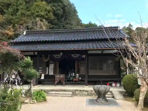 瑠璃光寺の本殿