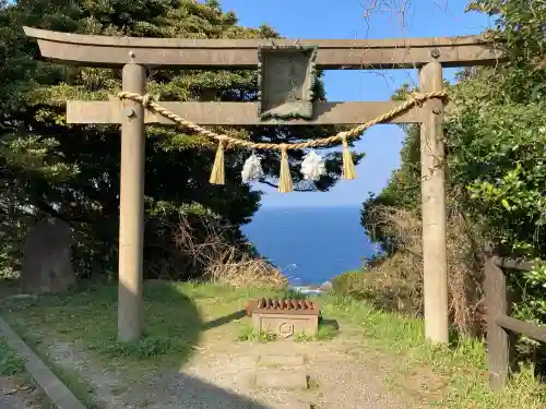 美保神社の{uncategorized: "未分類", other: "その他", undefined: "問題あり", building: "その他建物", grave: "お墓", sacred_gate: "鳥居", guardian: "狛犬", statue: "像", buddha: "仏像", history: "歴史", nature: "自然", garden: "庭園", animal: "動物", pagoda: "塔", temizu: "手水舎", mountain_gate: "山門・神門", sanctuary: "本殿・本堂", subordinate: "末社・摂社", art: "芸術", scenery: "景色", jizo: "地蔵", ema: "絵馬", goshuin: "御朱印", omikuji: "おみくじ", items: "授与品その他", amulet: "お守り", goshuincho: "御朱印帳", eats: "食事", festival: "お祭り", votive_dance: "神楽", shichigosan: "七五三参", wedding: "結婚式", experience: "体験その他", initially: "初詣", around: "周辺", anti_infection: "感染症対策"}