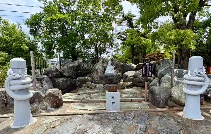 總社 和田八幡宮の{uncategorized: "未分類", other: "その他", undefined: "問題あり", building: "その他建物", grave: "お墓", sacred_gate: "鳥居", guardian: "狛犬", statue: "像", buddha: "仏像", history: "歴史", nature: "自然", garden: "庭園", animal: "動物", pagoda: "塔", temizu: "手水舎", mountain_gate: "山門・神門", sanctuary: "本殿・本堂", subordinate: "末社・摂社", art: "芸術", scenery: "景色", jizo: "地蔵", ema: "絵馬", goshuin: "御朱印", omikuji: "おみくじ", items: "授与品その他", amulet: "お守り", goshuincho: "御朱印帳", eats: "食事", festival: "お祭り", votive_dance: "神楽", shichigosan: "七五三参", wedding: "結婚式", experience: "体験その他", initially: "初詣", around: "周辺", anti_infection: "感染症対策"}