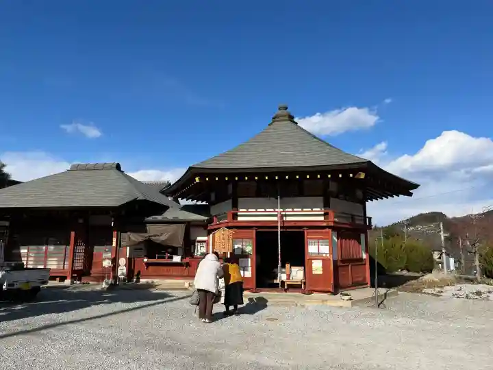 明智寺の{uncategorized: "未分類", other: "その他", undefined: "問題あり", building: "その他建物", grave: "お墓", sacred_gate: "鳥居", guardian: "狛犬", statue: "像", buddha: "仏像", history: "歴史", nature: "自然", garden: "庭園", animal: "動物", pagoda: "塔", temizu: "手水舎", mountain_gate: "山門・神門", sanctuary: "本殿・本堂", subordinate: "末社・摂社", art: "芸術", scenery: "景色", jizo: "地蔵", ema: "絵馬", goshuin: "御朱印", omikuji: "おみくじ", items: "授与品その他", amulet: "お守り", goshuincho: "御朱印帳", eats: "食事", festival: "お祭り", votive_dance: "神楽", shichigosan: "七五三参", wedding: "結婚式", experience: "体験その他", initially: "初詣", around: "周辺", anti_infection: "感染症対策"}
