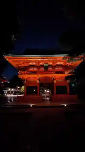 穴八幡宮の山門・神門