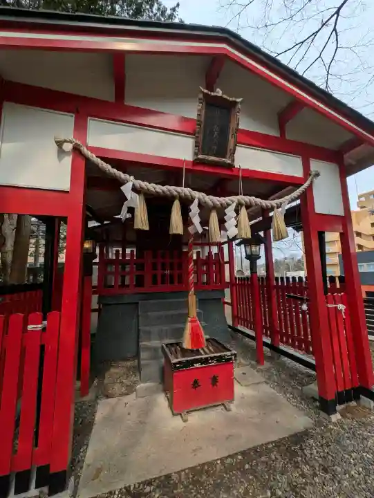 豊受稲荷神社(湯倉神社)の{uncategorized: "未分類", other: "その他", undefined: "問題あり", building: "その他建物", grave: "お墓", sacred_gate: "鳥居", guardian: "狛犬", statue: "像", buddha: "仏像", history: "歴史", nature: "自然", garden: "庭園", animal: "動物", pagoda: "塔", temizu: "手水舎", mountain_gate: "山門・神門", sanctuary: "本殿・本堂", subordinate: "末社・摂社", art: "芸術", scenery: "景色", jizo: "地蔵", ema: "絵馬", goshuin: "御朱印", omikuji: "おみくじ", items: "授与品その他", amulet: "お守り", goshuincho: "御朱印帳", eats: "食事", festival: "お祭り", votive_dance: "神楽", shichigosan: "七五三参", wedding: "結婚式", experience: "体験その他", initially: "初詣", around: "周辺", anti_infection: "感染症対策"}