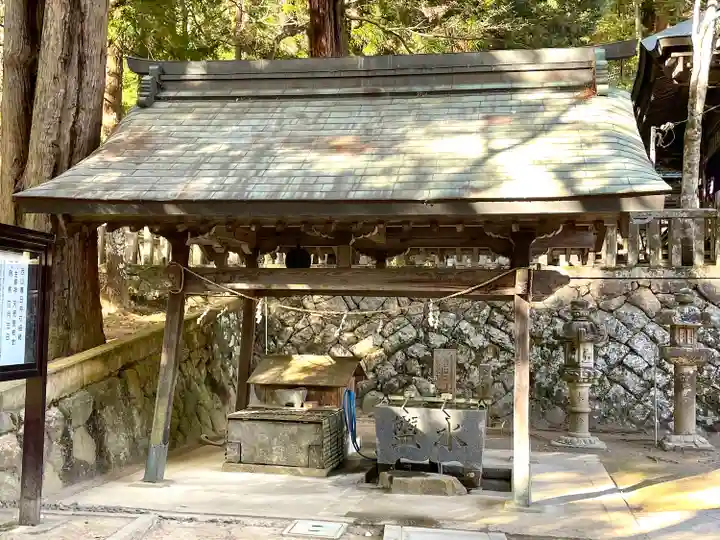 西山春日神社の手水舎