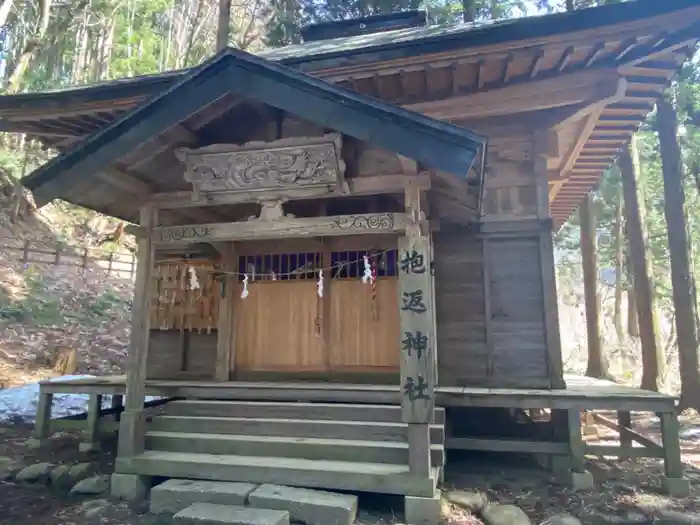 抱返神社の本殿