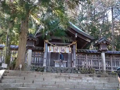 諏訪大社上社前宮の本殿・本堂