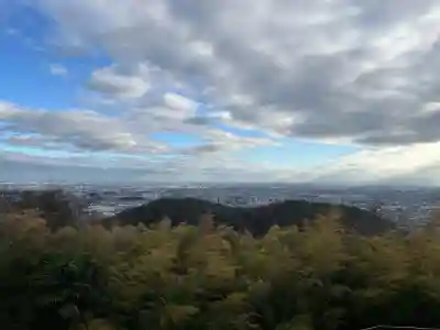 新田神社の{uncategorized: "未分類", other: "その他", undefined: "問題あり", building: "その他建物", grave: "お墓", sacred_gate: "鳥居", guardian: "狛犬", statue: "像", buddha: "仏像", history: "歴史", nature: "自然", garden: "庭園", animal: "動物", pagoda: "塔", temizu: "手水舎", mountain_gate: "山門・神門", sanctuary: "本殿・本堂", subordinate: "末社・摂社", art: "芸術", scenery: "景色", jizo: "地蔵", ema: "絵馬", goshuin: "御朱印", omikuji: "おみくじ", items: "授与品その他", amulet: "お守り", goshuincho: "御朱印帳", eats: "食事", festival: "お祭り", votive_dance: "神楽", shichigosan: "七五三参", wedding: "結婚式", experience: "体験その他", initially: "初詣", around: "周辺", anti_infection: "感染症対策"}