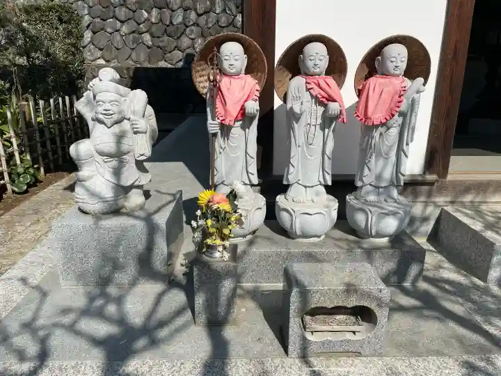 高松寺の{uncategorized: "未分類", other: "その他", undefined: "問題あり", building: "その他建物", grave: "お墓", sacred_gate: "鳥居", guardian: "狛犬", statue: "像", buddha: "仏像", history: "歴史", nature: "自然", garden: "庭園", animal: "動物", pagoda: "塔", temizu: "手水舎", mountain_gate: "山門・神門", sanctuary: "本殿・本堂", subordinate: "末社・摂社", art: "芸術", scenery: "景色", jizo: "地蔵", ema: "絵馬", goshuin: "御朱印", omikuji: "おみくじ", items: "授与品その他", amulet: "お守り", goshuincho: "御朱印帳", eats: "食事", festival: "お祭り", votive_dance: "神楽", shichigosan: "七五三参", wedding: "結婚式", experience: "体験その他", initially: "初詣", around: "周辺", anti_infection: "感染症対策"}