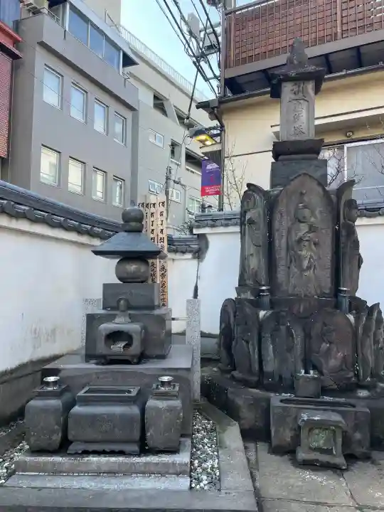 聖輪寺の{uncategorized: "未分類", other: "その他", undefined: "問題あり", building: "その他建物", grave: "お墓", sacred_gate: "鳥居", guardian: "狛犬", statue: "像", buddha: "仏像", history: "歴史", nature: "自然", garden: "庭園", animal: "動物", pagoda: "塔", temizu: "手水舎", mountain_gate: "山門・神門", sanctuary: "本殿・本堂", subordinate: "末社・摂社", art: "芸術", scenery: "景色", jizo: "地蔵", ema: "絵馬", goshuin: "御朱印", omikuji: "おみくじ", items: "授与品その他", amulet: "お守り", goshuincho: "御朱印帳", eats: "食事", festival: "お祭り", votive_dance: "神楽", shichigosan: "七五三参", wedding: "結婚式", experience: "体験その他", initially: "初詣", around: "周辺", anti_infection: "感染症対策"}