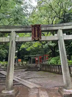 駒込稲荷神社の{uncategorized: "未分類", other: "その他", undefined: "問題あり", building: "その他建物", grave: "お墓", sacred_gate: "鳥居", guardian: "狛犬", statue: "像", buddha: "仏像", history: "歴史", nature: "自然", garden: "庭園", animal: "動物", pagoda: "塔", temizu: "手水舎", mountain_gate: "山門・神門", sanctuary: "本殿・本堂", subordinate: "末社・摂社", art: "芸術", scenery: "景色", jizo: "地蔵", ema: "絵馬", goshuin: "御朱印", omikuji: "おみくじ", items: "授与品その他", amulet: "お守り", goshuincho: "御朱印帳", eats: "食事", festival: "お祭り", votive_dance: "神楽", shichigosan: "七五三参", wedding: "結婚式", experience: "体験その他", initially: "初詣", around: "周辺", anti_infection: "感染症対策"}