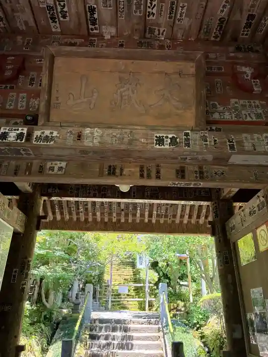 杉本寺の{uncategorized: "未分類", other: "その他", undefined: "問題あり", building: "その他建物", grave: "お墓", sacred_gate: "鳥居", guardian: "狛犬", statue: "像", buddha: "仏像", history: "歴史", nature: "自然", garden: "庭園", animal: "動物", pagoda: "塔", temizu: "手水舎", mountain_gate: "山門・神門", sanctuary: "本殿・本堂", subordinate: "末社・摂社", art: "芸術", scenery: "景色", jizo: "地蔵", ema: "絵馬", goshuin: "御朱印", omikuji: "おみくじ", items: "授与品その他", amulet: "お守り", goshuincho: "御朱印帳", eats: "食事", festival: "お祭り", votive_dance: "神楽", shichigosan: "七五三参", wedding: "結婚式", experience: "体験その他", initially: "初詣", around: "周辺", anti_infection: "感染症対策"}