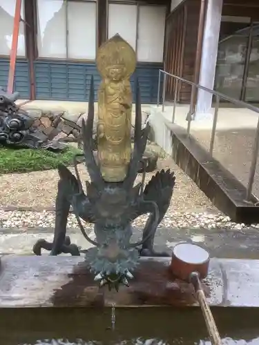 渭信寺の手水舎