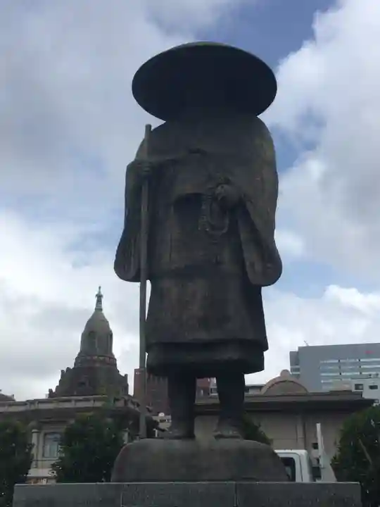 築地本願寺(本願寺築地別院)の像
