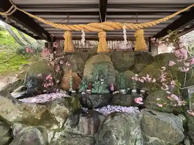 倶利迦羅不動寺山頂本堂の{uncategorized: "未分類", other: "その他", undefined: "問題あり", building: "その他建物", grave: "お墓", sacred_gate: "鳥居", guardian: "狛犬", statue: "像", buddha: "仏像", history: "歴史", nature: "自然", garden: "庭園", animal: "動物", pagoda: "塔", temizu: "手水舎", mountain_gate: "山門・神門", sanctuary: "本殿・本堂", subordinate: "末社・摂社", art: "芸術", scenery: "景色", jizo: "地蔵", ema: "絵馬", goshuin: "御朱印", omikuji: "おみくじ", items: "授与品その他", amulet: "お守り", goshuincho: "御朱印帳", eats: "食事", festival: "お祭り", votive_dance: "神楽", shichigosan: "七五三参", wedding: "結婚式", experience: "体験その他", initially: "初詣", around: "周辺", anti_infection: "感染症対策"}