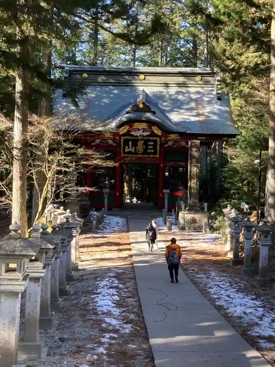 三峯神社の山門・神門