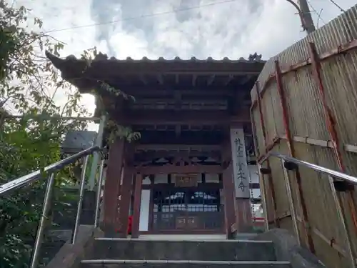 實本寺の山門