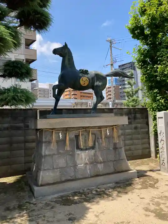 みなと八幡神社の像