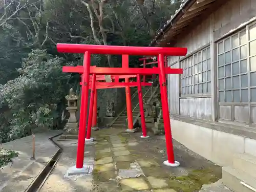 三社神社の{uncategorized: "未分類", other: "その他", undefined: "問題あり", building: "その他建物", grave: "お墓", sacred_gate: "鳥居", guardian: "狛犬", statue: "像", buddha: "仏像", history: "歴史", nature: "自然", garden: "庭園", animal: "動物", pagoda: "塔", temizu: "手水舎", mountain_gate: "山門・神門", sanctuary: "本殿・本堂", subordinate: "末社・摂社", art: "芸術", scenery: "景色", jizo: "地蔵", ema: "絵馬", goshuin: "御朱印", omikuji: "おみくじ", items: "授与品その他", amulet: "お守り", goshuincho: "御朱印帳", eats: "食事", festival: "お祭り", votive_dance: "神楽", shichigosan: "七五三参", wedding: "結婚式", experience: "体験その他", initially: "初詣", around: "周辺", anti_infection: "感染症対策"}