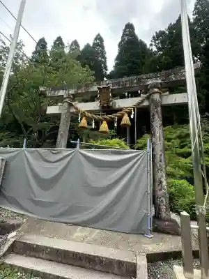 根道神社の{uncategorized: "未分類", other: "その他", undefined: "問題あり", building: "その他建物", grave: "お墓", sacred_gate: "鳥居", guardian: "狛犬", statue: "像", buddha: "仏像", history: "歴史", nature: "自然", garden: "庭園", animal: "動物", pagoda: "塔", temizu: "手水舎", mountain_gate: "山門・神門", sanctuary: "本殿・本堂", subordinate: "末社・摂社", art: "芸術", scenery: "景色", jizo: "地蔵", ema: "絵馬", goshuin: "御朱印", omikuji: "おみくじ", items: "授与品その他", amulet: "お守り", goshuincho: "御朱印帳", eats: "食事", festival: "お祭り", votive_dance: "神楽", shichigosan: "七五三参", wedding: "結婚式", experience: "体験その他", initially: "初詣", around: "周辺", anti_infection: "感染症対策"}