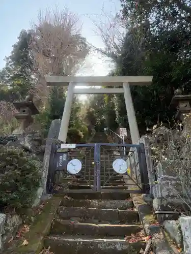 第六天社の{uncategorized: "未分類", other: "その他", undefined: "問題あり", building: "その他建物", grave: "お墓", sacred_gate: "鳥居", guardian: "狛犬", statue: "像", buddha: "仏像", history: "歴史", nature: "自然", garden: "庭園", animal: "動物", pagoda: "塔", temizu: "手水舎", mountain_gate: "山門・神門", sanctuary: "本殿・本堂", subordinate: "末社・摂社", art: "芸術", scenery: "景色", jizo: "地蔵", ema: "絵馬", goshuin: "御朱印", omikuji: "おみくじ", items: "授与品その他", amulet: "お守り", goshuincho: "御朱印帳", eats: "食事", festival: "お祭り", votive_dance: "神楽", shichigosan: "七五三参", wedding: "結婚式", experience: "体験その他", initially: "初詣", around: "周辺", anti_infection: "感染症対策"}