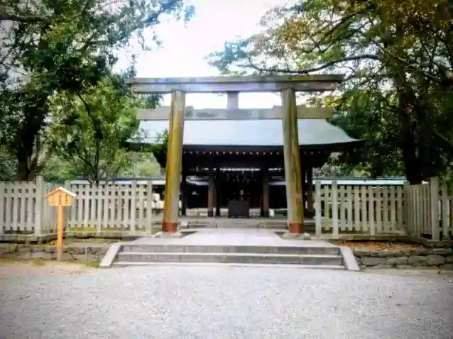 日前神宮・國懸神宮の{uncategorized: "未分類", other: "その他", undefined: "問題あり", building: "その他建物", grave: "お墓", sacred_gate: "鳥居", guardian: "狛犬", statue: "像", buddha: "仏像", history: "歴史", nature: "自然", garden: "庭園", animal: "動物", pagoda: "塔", temizu: "手水舎", mountain_gate: "山門・神門", sanctuary: "本殿・本堂", subordinate: "末社・摂社", art: "芸術", scenery: "景色", jizo: "地蔵", ema: "絵馬", goshuin: "御朱印", omikuji: "おみくじ", items: "授与品その他", amulet: "お守り", goshuincho: "御朱印帳", eats: "食事", festival: "お祭り", votive_dance: "神楽", shichigosan: "七五三参", wedding: "結婚式", experience: "体験その他", initially: "初詣", around: "周辺", anti_infection: "感染症対策"}